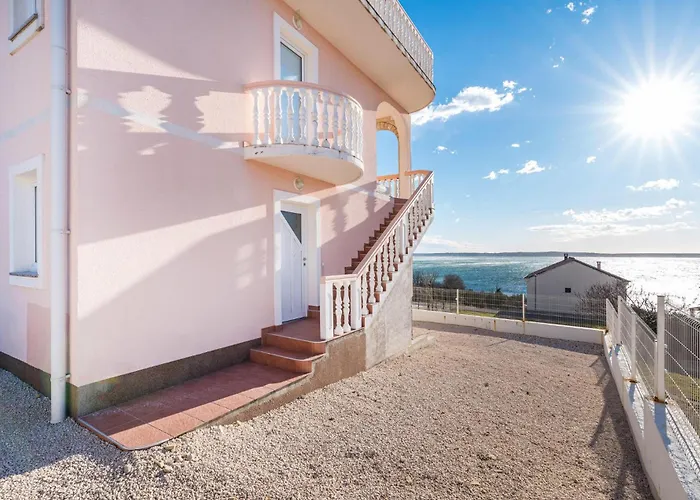 2 Bedroom In * רטינה